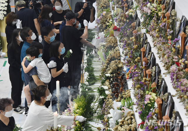 [이천=뉴시스] 김종택기자 = 20일 오전 경기 이천시 창전동 이천서희청소년문화센터에 마련된 이천 물류창고 화재사고 합동분향소에서 열린 합동 영결식에서 유가족들이 오열하고 있다. 영결식은 고인의 명복을 기원하는 묵념을 시작으로 경과 보고와 참석자 헌화와 분향,추모 시 낭독 순으로 진행됐다. 2020.06.20. semail3778@naver.com