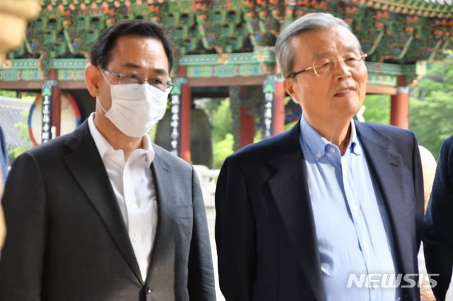 [서울=뉴시스] 충북 속리산 법주사 찾은 김종인 미래통합당 비대위원장과 주호영 원내대표.(사진 출처: 김성원 미래통합당 원내수석부대표 페이스북).2020.06.21