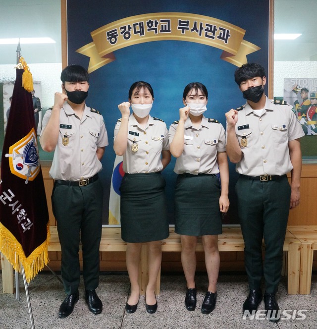 [광주=뉴시스] 송창헌 기자 = 광주 동강대 군사학부 20학번인 박건우·정진영·주현수씨는 누나, 언니, 오빠 뒤를 이어 직업군인의 꿈을 갖고 같은 학교, 같은 학과 후배가 됐다. 사진 왼쪽부터 박건우씨, 박씨의 친누나 박지유씨, 정진영·주현수씨. (사진=동강대 제공) 2020.06.21photo@newsis.com