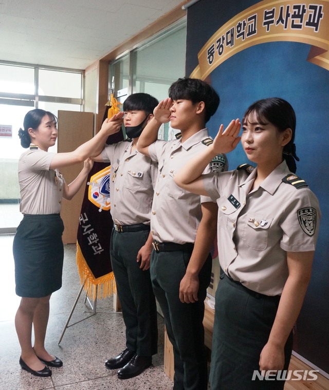 [광주=뉴시스] 송창헌 기자 = 광주 동강대 군사학부 19학번인 박지유씨(사진 맨왼쪽)가 21일 같은 학과 신입생인 친동생인 박건우씨와 20학번 주현수·정진영씨에게 거수경례 자세를 잡아주고 있다. (사진=동강대 제공) 2020.06.21photo@newsis.com