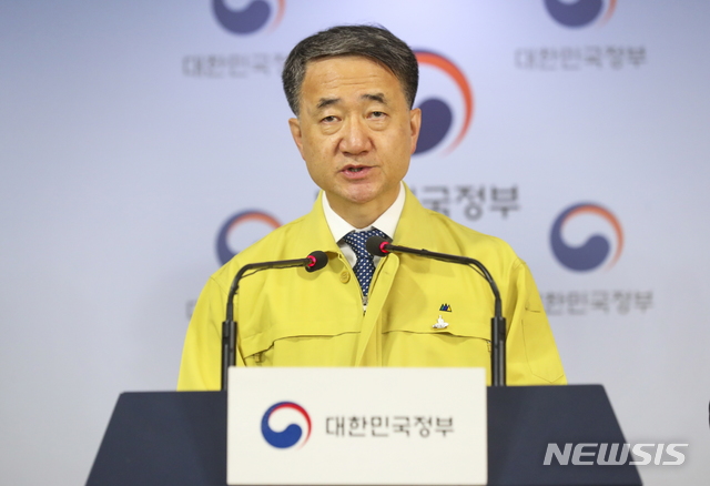 [세종=뉴시스]박능후 중앙재난안전대책본부 1차장 겸 보건복지부 장관이 21일 오후 정부서울청사에서 열린 중대본 정례 브리핑에서 지난 2주간의 방역 관리 상황 및 위험도 평가, 고위험시설 추가 선정 및 관리 계획, 해외 입국자 체류자격 현황분석 및 관리체계 개선방안 등을 발표하고 있다. (사진=중앙재난안전대책본부 제공) 2020.06.21. photo@newsis.com