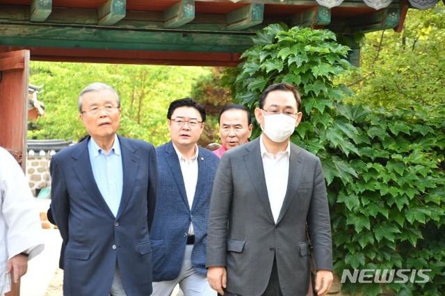 [서울=뉴시스]박주성 기자 = 원내대표직을 내던지고 지방 사찰에서 칩거 중인&nbsp; 주호영 미래통합당 원내대표가 김종인 비상대책위원장과 만나 원 구성 협상 등 현안을 논의한 것으로 21일 알려졌다. 미래통합당에 따르면 주 원내대표는 전날 충북 보은군에 위치한 속리산 법주사에서 김종인 비대위원장과 김성원 원내수석부대표와 비공개로 만났다. 이 자리에는 충북 보은·옥천·영동·괴산군 지역구의 박덕흠 의원과 송언석 비서실장도 동석했다. (사진=김성원 의원 페이스북 캡쳐) 2020.06.21.&nbsp; photo@newsis.com