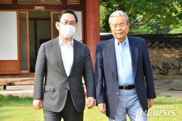 [서울=뉴시스]박주성 기자 = 원내대표직을 내던지고 지방 사찰에서 칩거 중인 주호영 미래통합당 원내대표가 김종인 비상대책위원장과 만나 원 구성 협상 등 현안을 논의한 것으로 21일 알려졌다. 미래통합당에 따르면 주 원내대표는 전날 충북 보은군에 위치한 속리산 법주사에서 김종인 비대위원장과 김성원 원내수석부대표와 비공개로 만났다. 이 자리에는 충북 보은·옥천·영동·괴산군 지역구의 박덕흠 의원과 송언석 비서실장도 동석했다. (사진=김성원 의원 페이스북 캡쳐) 2020.06.21.&nbsp; photo@newsis.com 