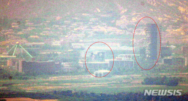 [파주=뉴시스] 고승민 기자 = 2020년 6월21일 경기 파주시 일대에서 바라본 북한 개성공단에 폭파된 남북공동연락사무소가 보이고 있다. 2023.12.08. kkssmm99@newsis.com