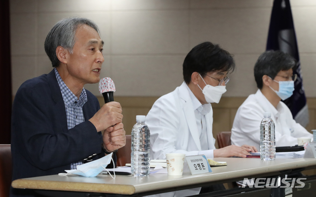 [서울=뉴시스] 조수정 기자 = 국립중앙의료원 신종감염병 중앙임상위원회 기자회견이 열린 21일 오후 서울 중구 을지로 국립중앙의료원 연구동에서 오명돈 중앙임상위원장, 정기현 국립중앙의료원장, 방지환(왼쪽부터) 중앙감염병병원운영센터장이 코로나19 재확산에 따른 지침 개정 및 권고사항 등에 대한 질문에 답하고 있다. 2020.06.21.&nbsp; chocrystal@newsis.com