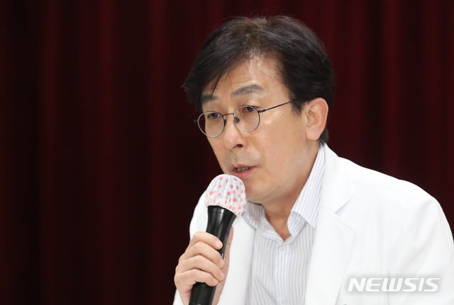 [서울=뉴시스] 조수정 기자 = 국립중앙의료원 신종감염병 중앙임상위원회 기자회견이 열린 21일 오후 서울 중구 을지로 국립중앙의료원 연구동에서 정기현 국립중앙의료원장이 코로나19 재확산에 따른 지침 개정 및 권고사항 등에 대한 질문에 답하고 있다. 2020.06.21.&nbsp; chocrystal@newsis.com