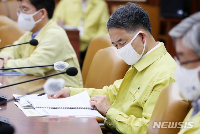 [서울=뉴시스] 박주성 기자 = 박능후 보건복지부 장관 21일 오후 서울 종로구 정부서울청사에서 열린 코로나19 대응 중앙대책본부 회의에 참석해 정세균 국무총리의 모두발언을 경청하고 있다. 2020.06.21.&nbsp; park7691@newsis.com