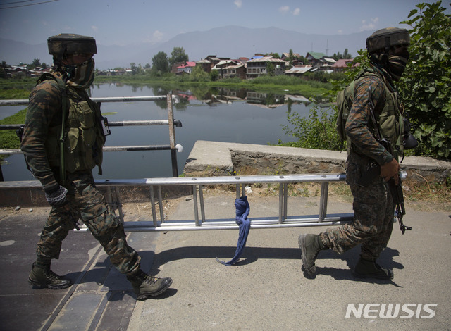 [스리나가르=AP/뉴시스] 인도 정부가 최근 중국군과 충돌 과정에서 20명의 자국군이 사망하자 접경지역 사령관의 판단에 따라 총기를 사용할 수 있도록 교전수칙을 개정했다. 2020.06.22 