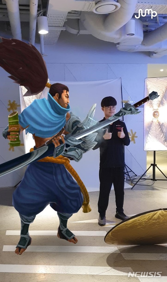 [서울=뉴시스]SK텔레콤의 e스포츠 전문기업이자 구단인 ‘티원'(T1) ‘페이커’(이상혁)는 최근 LoL 게임 캐릭터와 익살스러운 표정을 짓는 ‘점프AR’ 기반 동영상을 점프AR 오픈갤러리와 SNS에 올려 수십만의 조회수를 기록해 화제다. (사진=SK텔레콤 제공) 2020.06.22