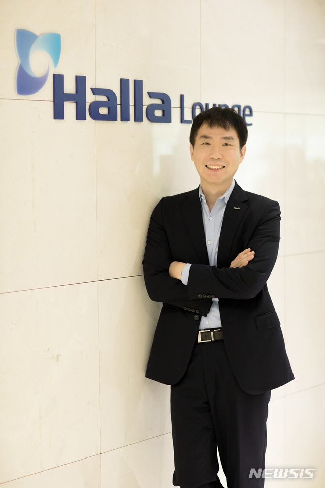 [서울=뉴시스]한라그룹 WG캠퍼스 우경호 본부장이 서울 잠실 시그마타워 한라 라운지에서 사진 촬영을 하고 있다. 2020.06.22. (사진=한라그룹 제공)