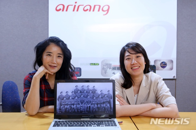 [서울=뉴시스] 아리랑 TV 한국전쟁 70주년 특집 방송 '참전국 대사들이 들려주는 전쟁 이야기'를 제작한 박형실 CP(왼쪽)와 나누리 PD (사진=아리랑TV 제공) 2020.06.22. photo@newsis.com&nbsp; 