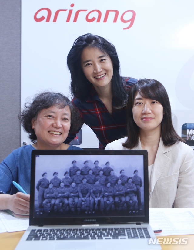 [서울=뉴시스] 아리랑 TV 한국전쟁 70주년 특집 방송 '참전국 대사들이 들려주는 전쟁 이야기'를 제작한 박미경 작가(왼쪽부터), 박형실 CP, 나누리 PD (사진=아리랑TV 제공) 2020.06.22. photo@newsis.com&nbsp; 