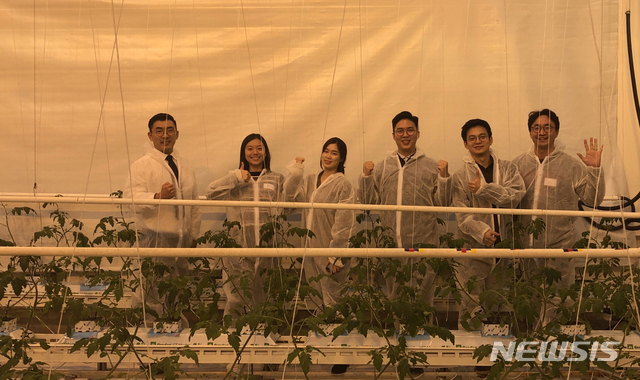 [부산=뉴시스] 동아대는 서현권 생명자원산업학과 교수가 소속된 '디지로그' 팀이 최근 네덜란드 와게닝겐(Wageningen University)대학교가 주최한 '제2회 세계농업AI대회'에서 최종 3위를 차지했다고 22일 밝혔다. (사진=동아대 제공)