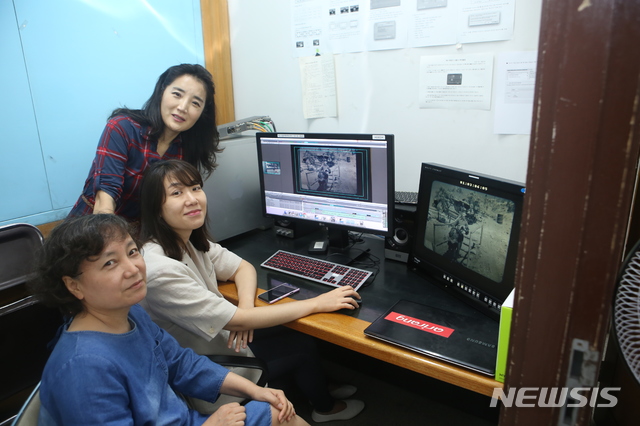 [서울=뉴시스] 아리랑 TV 한국전쟁 70주년 특집 방송 '참전국 대사들이 들려주는 전쟁 이야기'를 제작한 박형실 CP(상단부터), 나누리 PD, 박미경 작가 (사진=아리랑TV 제공) 2020.06.22. photo@newsis.com&nbsp; 