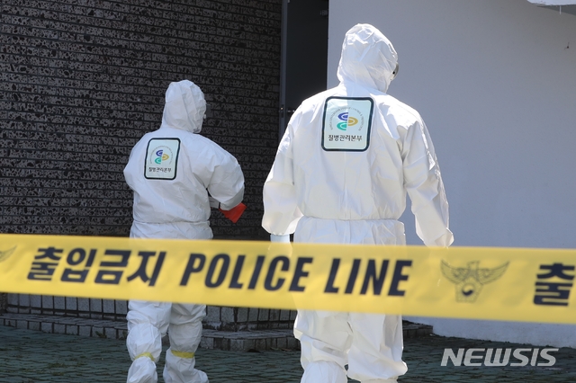 [제주=뉴시스] 강경태 기자 = 제주도 보건당국과 경찰 관계자가 22일 오전 제주시 인재개발원에서 숨진 자가격리자 A(27·여)씨에 대한 사망 경위를 파악하고 있다. 2020.06.22.&nbsp; ktk2807@newsis.com 