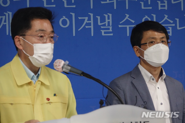 [제주=뉴시스] 강정만 기자= 임태봉 제주도 보건복지여성국장과 강지언 제주도의사협회장이 22일 제주도청 기자실에서 코로나19 격리 중 극단적 선택을 한 20대 여성에 대한 브리핑을 하고 있다. 2020.06.22&nbsp; kjm@newsis.com