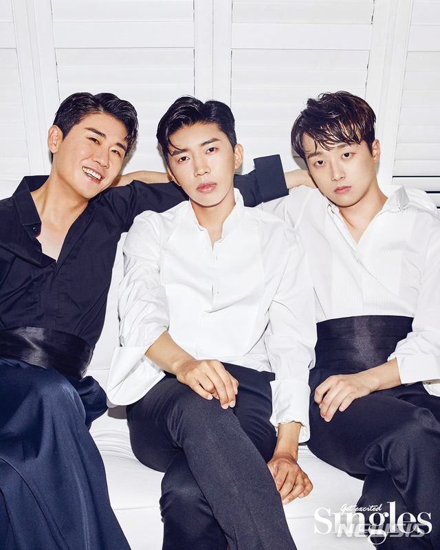 [서울=뉴시스] 가수 임영웅, 이찬원, 영탁이 매거진 '싱글즈' 7월호 화보를 공개했다. (사진 = '싱글즈' 7월호) photo@newsis.com