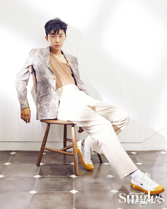 [서울=뉴시스] 가수 임영웅, 이찬원, 영탁이 매거진 '싱글즈' 7월호 화보를 공개했다. (사진 = '싱글즈' 7월호) photo@newsis.com