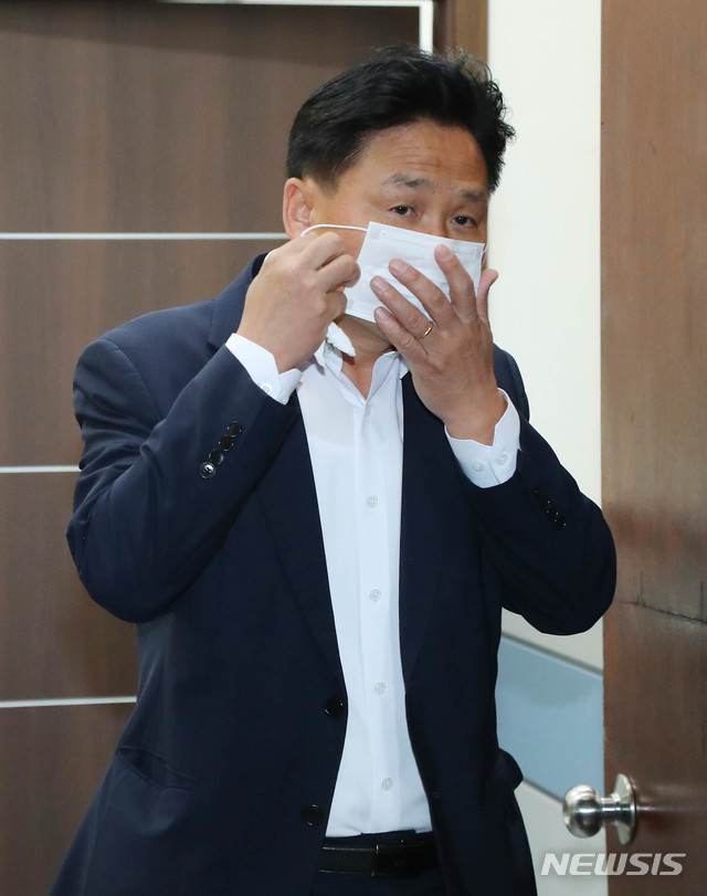 [서울=뉴시스] 장세영 기자 = 김영진 더불어민주당 총괄원내수석부대표가 22일 김성원 미래통합당 원내수석부대표와 회동을 마치고 서울 여의도 국회 미래통합당 원내수석부대표실에서 나오고 있다. 2020.06.22.&nbsp; photothink@newsis.com 