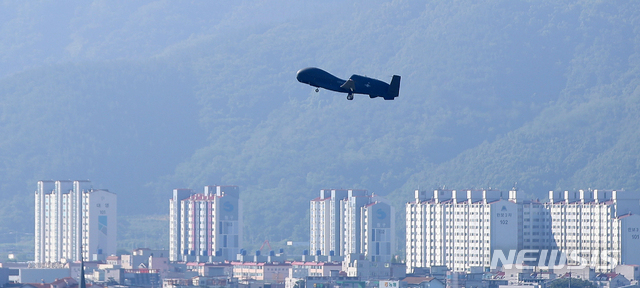 [사천=뉴시스]김선웅 기자 = 무인정찰기 글로벌호크(RQ-4)가 22일 오전 경남 사천시 모 부대에서 이륙하고 있다. 글로벌호크는 북한 전역의 군사 도발 움직임을 실시간 감지할 수 있는 ‘첩보 위성급’ 고고도 무인정찰기이다. 2020.06.22.&nbsp; mangusta@newsis.com