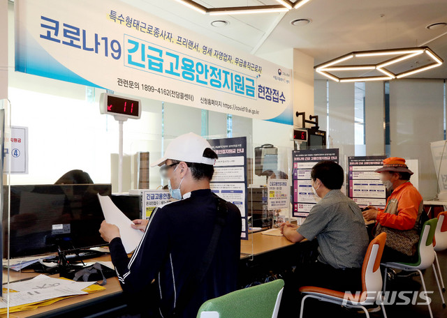 [서울=뉴시스]김병문 기자 = 신종 코로나바이러스 감염증(코로나19) 사태로 소득이 급감한 특수고용직(특고) 종사자 등 고용보험 사각지대 노동자를 대상으로 1인당 150만원을 지급하는 '긴급 고용안정지원금' 현장 신청 첫날인 22일 오전 서울 중구 서울지방고용노동청에서 현장접수를 하고 있다. 2020.06.22.&nbsp; dadazon@newsis.com