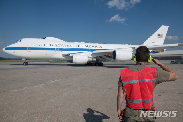 ‘심판의 날 비행기’ LA 공항에 떴다…"전쟁 임박?" 공포 확산