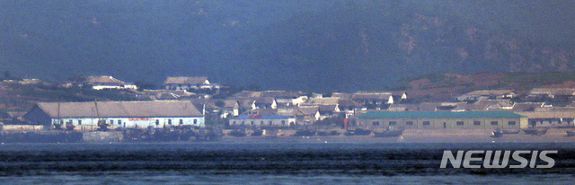 [연평도=뉴시스]최진석 기자 = 인천시 옹진군 연평도에서 바라본 북한 옹진군 마을에 북한 어선이 정박해 있다. 2020.06.22. myjs@newsis.com