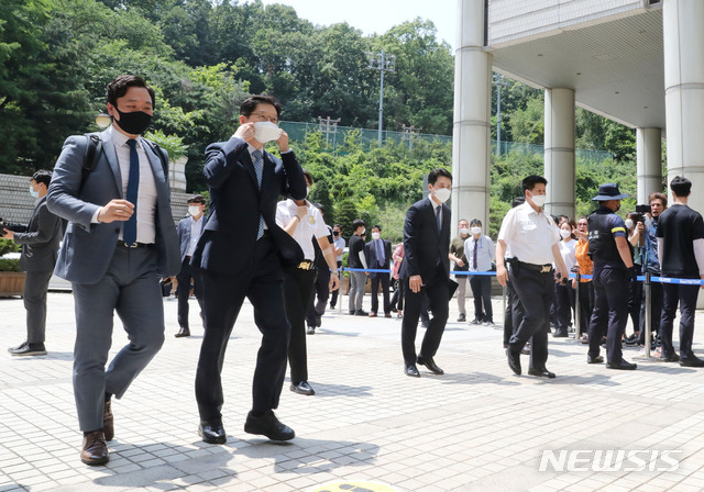 [서울=뉴시스] 박미소 기자 = 드루킹 댓글 조작 사건 공모 혐의로 1심에서 징역 2년을 선고받은 김경수 경남도지사가 항소심 속행 공판에 참석하기 위해 22일 오후 서울 서초구 서울고등법원에 들어서기 전 취재진의 질문에 답하고 있다. 2020.06.22. misocamera@newsis.com