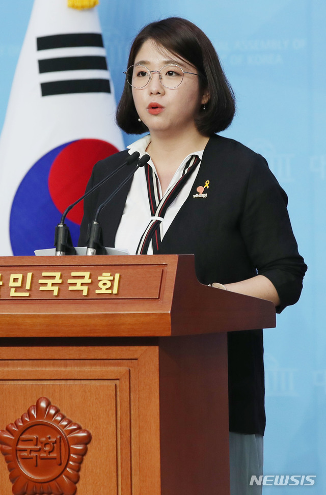 [서울=뉴시스] 김진아 기자 = 용혜인 기본소득당 원내대표가 22일 서울 여의도 국회 소통관에서 청년국회 4법 발의 기자회견을 하고 있다. 2020.06.22. bluesoda@newsis.com