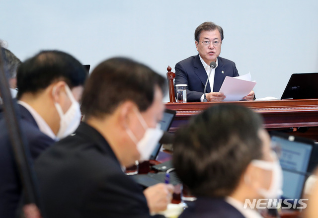 [서울=뉴시스]박영태 기자 = 문재인 대통령이 지난 2020년 6월22일 청와대 여민관에서 열린 제6차 공정사회 반부패정책협의회에 참석해 모두발언을 하고 있다. 왼쪽 두번째는 윤석열 검찰총장. 2020.06.22.since1999@newsis.com