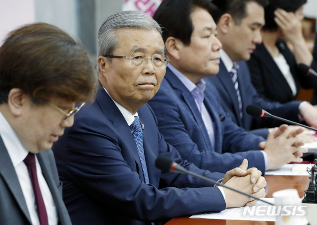 [서울=뉴시스] 최동준 기자 = 김종인 미래통합당 비상대책위원장이 22일 서울 여의도 국회에서 열린 백서제작특위 1차회의에 참석해 회의 시작을 기다리고 있다. 2020.06.22.&nbsp; photocdj@newsis.com