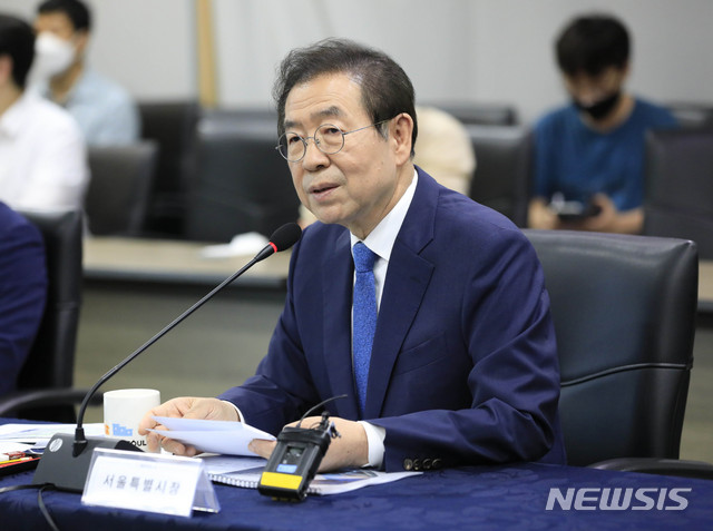 [서울=뉴시스] 박민석 기자 = 지난달 22일 박원순 서울시장이 서울시청 영상회의실에서 열린 '서부선 민자적격성 통과 및 조기 착공을 위한 정책설명회'에 참석해 모두발언을 하고 있다. 2020.06.22. mspark@newsis.com