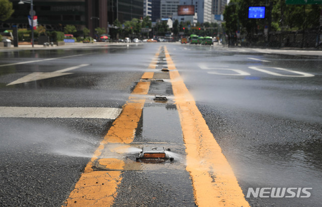 [서울=뉴시스] 박민석 기자 = 서울 지역에 폭염주의보가 발효된 지난 22일 오후 서울 중구 세종대로의 도로 살수장치(클린로드)에서 시원한 물줄기가 나오고 있다. 2020.06.22. mspark@newsis.com