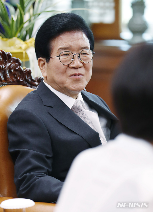 [서울=뉴시스] 최동준 기자 = 박병석 국회의장이 22일 서울 여의도 국회 의장실에서 더불어민주당 여성 의원들과 면담하고 있다. 2020.06.22.&nbsp; photocdj@newsis.com