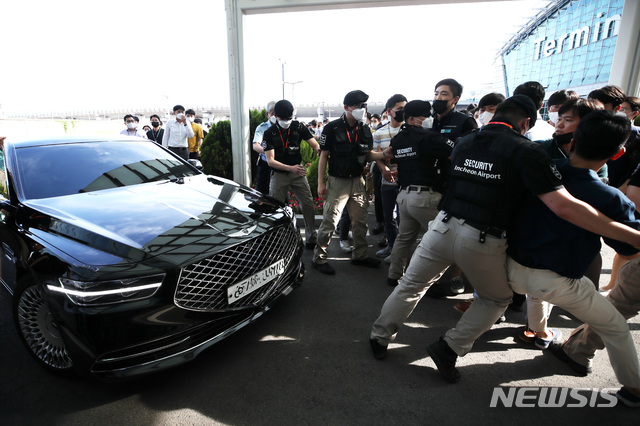[인천공항=뉴시스] 조수정 기자 = 인천국제공항공사 노조원들이 22일 오후 인천국제공항 제1터미널 해당화실에서 열린 구본환 인천국제공항공사 사장의 비정규직 근로자들 정규직 전환 관련 기자회견 입장을 막아서고 있다. 2020.06.22.&nbsp; chocrystal@newsis.com 