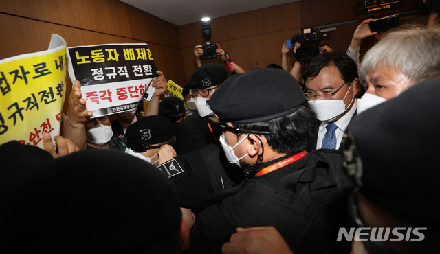 [인천공항=뉴시스] 조수정 기자 = 구본환 인천국제공항공사 사장이 22일 오후 인천국제공항 제1터미널 해당화실에서 비정규직 근로자들의 정규직 전환과 관련, 기자회견을 마친 뒤 퇴장하자 기자회견장 앞에 있던 공사 노조원들이 '노동자 배제한 정규직 전환 즉각 중단하라'라는 피켓을 들고 항의하고 있다. 2020.06.22.&nbsp; chocrystal@newsis.com