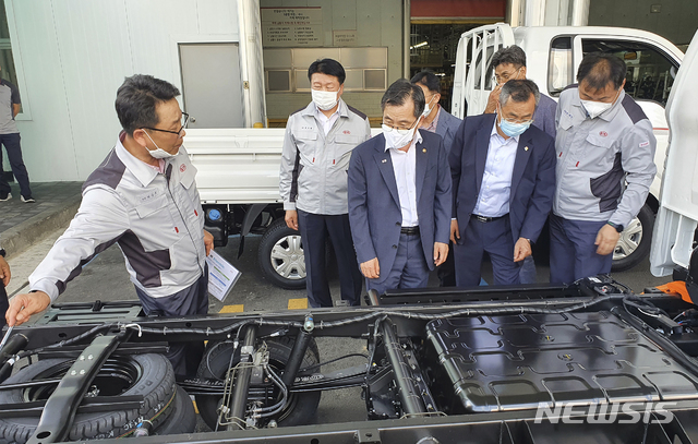 [서울=뉴시스] 이윤청 기자 = 홍정기 환경부 차관이 지난 6월22일 오후 광주광역시 소재 기아자동차를 방문해 기업 관계자로부터 전기화물차 생산현황을 보고 받고 있다. (사진=환경부 제공) 2020.06.22.&nbsp; photo@newsis.com