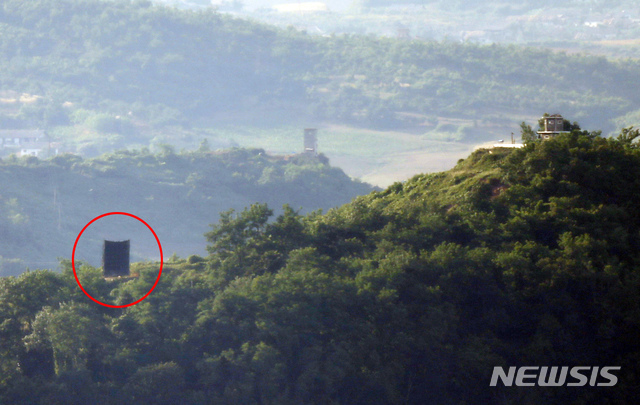 [파주=뉴시스] 고승민 기자 = 북한이 남북 접경지역 여러 곳에서 대남확성기를 재설치하고 있는 것으로 확인된 22일 경기 파주시 접경지역에서 바라본 북측 접경지역 초소에 대남확성기로 추정되는 물체가 보인다. 2020.06.22. kkssmm99@newsis.com 