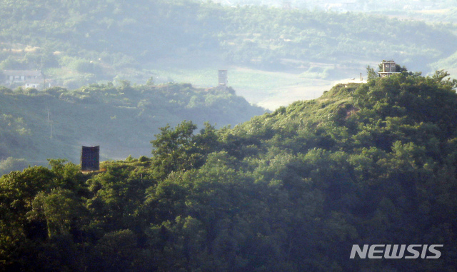 [파주=뉴시스] 고승민 기자 = 북한이 남북 접경지역 여러 곳에서 대남확성기를 재설치하고 있는 것으로 확인된 22일 경기 파주시 접경지역에서 바라본 북측 접경지역 초소에 대남확성기로 추정되는 물체가 보인다. 2020.06.22.kkssmm99@newsis.com