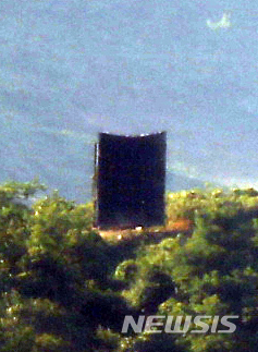 [파주=뉴시스] 고승민 기자 = 북한이 남북 접경지역 여러 곳에서 대남확성기를 재설치하고 있는 것으로 확인된 22일 경기 파주시 접경지역에서 바라본 북측 접경지역 초소에 대남확성기로 추정되는 물체가 보인다. 2020.06.22. kkssmm99@newsis.com 