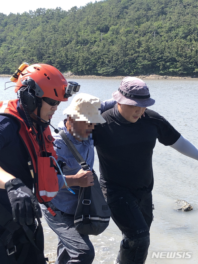 [목포=뉴시스] 류형근 기자 = 전남 목포해양경찰서는 해상을 통해 밀입국을 시도한 60대 남성을 붙잡아 조사 중이다고 22일 밝혔다. (사진=전남 목포해양경찰서 제공). 2020.06.22. photo@newsis.com