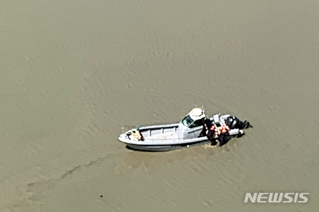 [목포=뉴시스] 류형근 기자 = 전남 목포해양경찰서는 해상을 통해 밀입국을 시도한 60대 남성을 붙잡아 조사 중이다고 22일 밝혔다. 밀입국용의자가 이용한 선외기보트. (사진=전남 목포해양경찰서 제공). 2020.06.22. photo@newsis.com