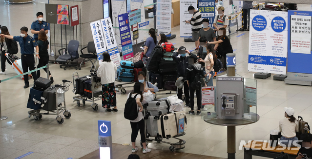 [인천공항=뉴시스] 조수정 기자 = 지난 22일 오후 인천국제공항에서 해외입국자들이 전용 차량에 탑승하기 위해 대기하고 있다. 정부는 이날 코로나19 대응 중대본 회의에서 신종 코로나 바이러스 감염증(코로나19) 해외 유입 확진 환자가 큰 폭으로 증가함에 따라 신규비자 발급 제한 등 사전 예방 조치를 하겠다고 밝혔다. 2020.06.22. chocrystal@newsis.com