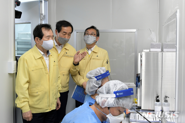 [서울=뉴시스] 이윤청 기자 = 정세균 국무총리가 문석진 서대문구청장의 안내로 22일 서울 서대문구보건소 선별진료소에 마련된 ‘글로브월’ 검체 채취 부스를 둘러보고 있다. (사진=서대문구 제공) 2020.06.22. photo@newsis.com