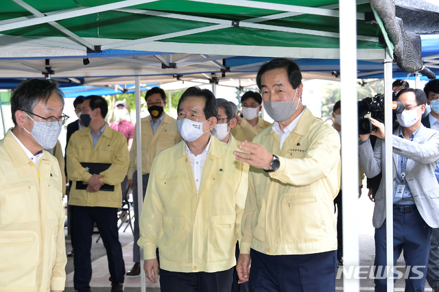 [서울=뉴시스] 이윤청 기자 = 정세균 국무총리가 문석진 서대문구청장의 안내로 22일 서울 서대문구보건소 선별진료소를 둘러보고 있다. (사진=서대문구 제공) 2020.06.22. photo@newsis.com