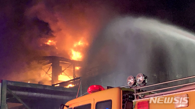 [여수=뉴시스] 변재훈 기자 = 22일 오후 8시27분께 여수시 여수산단 내 한 화학공장 내 보일러 설비에 불이 나 신고를 받고 출동한 소방당국이 진화 작업을 벌이고 있다. 이 불로 인명피해는 없었으나, 보일러 설비 일부가 타거나 그을렸다. (사진=독자 제공) 2020.06.22.photo@newsis.com
