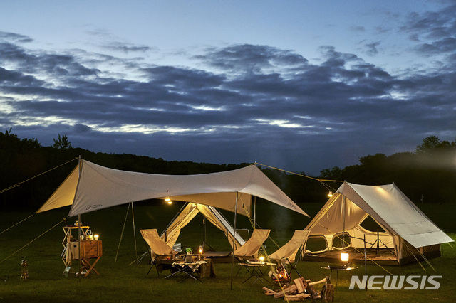 [서울=뉴시스] 코오롱스포츠 오두막 텐트. (사진=코오롱FnC 제공)