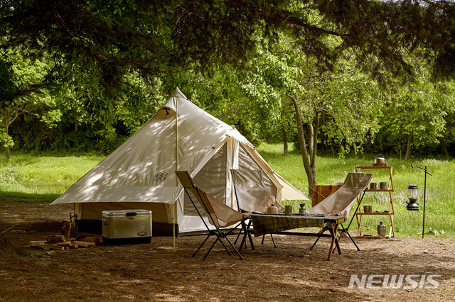 [서울=뉴시스] 코오롱스포츠 오두막 텐트. (사진=코오롱FnC 제공)