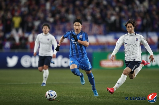 [서울=뉴시스] 축구게임 FIFA20 속도 능력치 부분에서 전 세계 11위에 올라 화제가 됐던 울산 현대 ‘스피드레이서’ 김인성(31)이 2020시즌 프로축구 K리그 7라운드에서 순간 최고 속도 35.8km/h를 기록하며 ‘손세이셔널’ 손흥민(28,토트넘)보다 빠른 속도를 자랑했다.(제공=프로축구연맹)