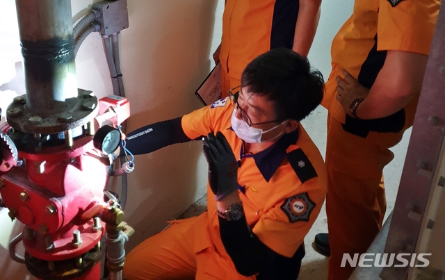 [익산=뉴시스] 강명수 기자 =전북 익산소방서가 전통시장 화재안전관리 강화를 위한 유관기관 합동점검을 23일 중앙시장 일원에서 실시했다. 사진은 소방관이 시설물을 점검하는 모습이다. (사진 =익산소방서 제공) 2020.06.23.photo@newsis.com